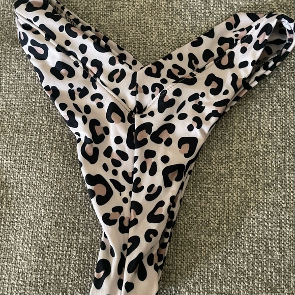 One One Leopard Cheeky Thong Bottoms - Picture 3 of 3